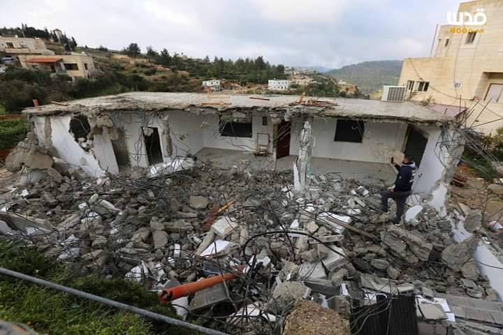 Les membres de la famille Abul-Haija se trouvent sur les décombres de leur maison qui ont été détruits par les forces d'occupation