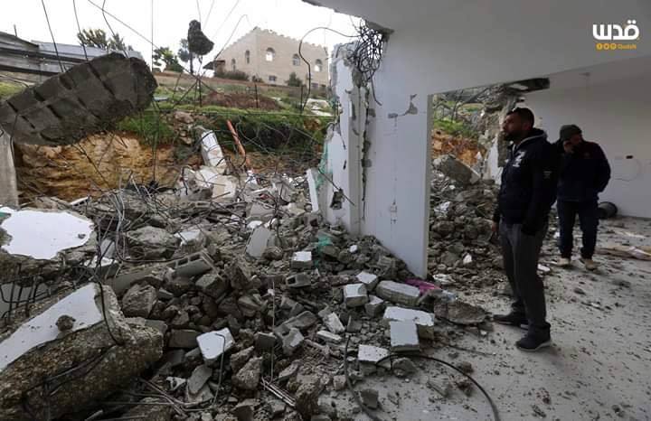 Les membres de la famille Abul-Haija se trouvent sur les décombres de leur maison qui ont été détruits par les forces d'occupationé