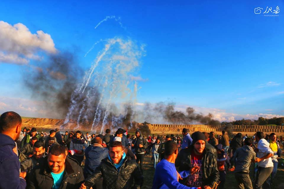 Photos de la Grande MArche du Retour de vendredi montrant de lourdes tirs de gaz lacrymogène sur les manifestants Palestiniens.