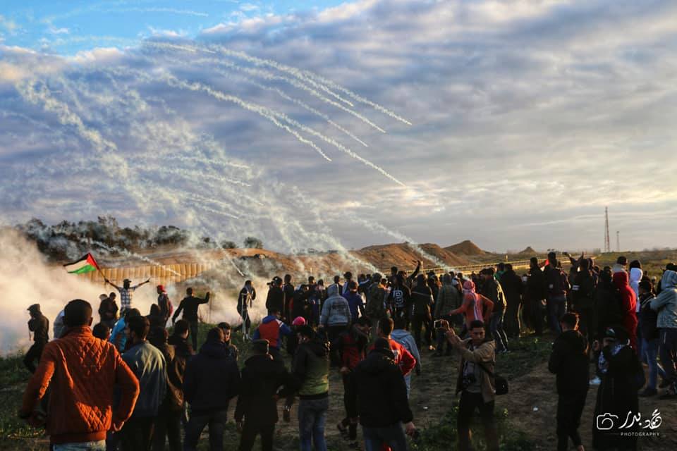 Photos de la Grande MArche du Retour de vendredi montrant de lourdes tirs de gaz lacrymogène sur les manifestants Palestiniens.1