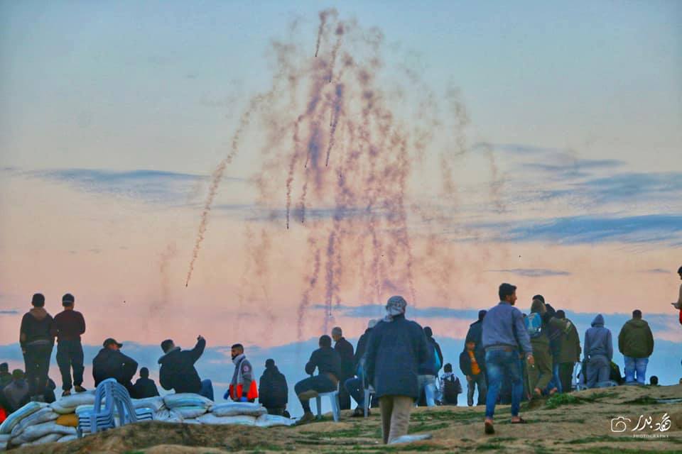 Photos de la Grande MArche du Retour de vendredi montrant de lourdes tirs de gaz lacrymogène sur les manifestants Palestiniens.2