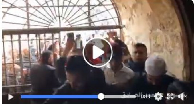 Regardez le moment où des milliers de palestiniens ont pu entrer depuis la porte d’Al Rahma à la mosquée d’Al Aqsa pour la première fois en 16 ans