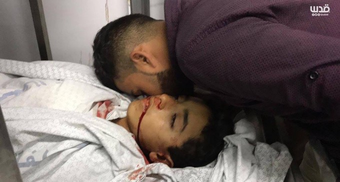 Un adieu au martyr Hassan Shalabi à Gaza. Hassan a été abattu par les forces d’occupation à la frontière de Gaza tout en prenant part aux manifestations de la Grande Marche du Retour aujourd’hui.