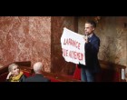 Un député français : Sebastien Nadot déploie une banderole «La France tue au Yémen» dans l’hémicycle de l’Assemblée Nationale pendant les questions au gouvernement