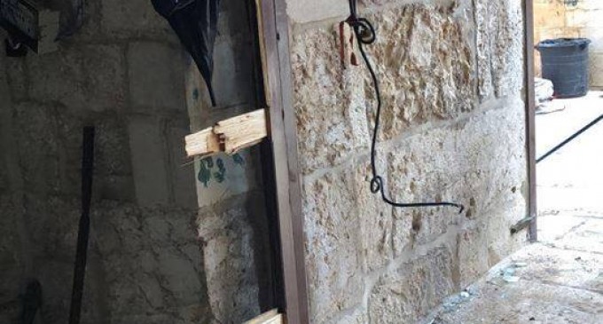 Pour la 5ème fois consécutive, les forces d’occupation israéliennes ferment les portes de la salle de prière de la Miséricorde à l’intérieur de la cour de la mosquée d’Al Aqsa, mais les palestiniens cassent les portes et accomplissent leurs prières.