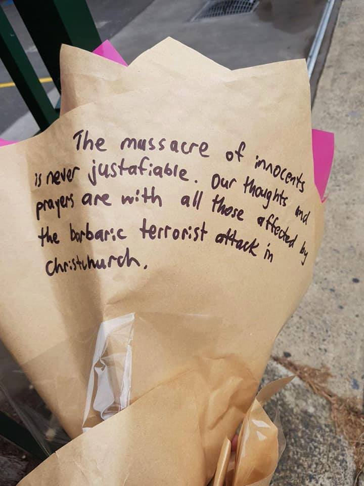 De belles personnes ont laissé des bouquets de fleurs dans les mosquées de Sydney en solidarité avec les victimes 1