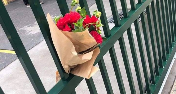 De belles personnes ont laissé des bouquets de fleurs dans les mosquées de Sydney en solidarité avec les victimes ..