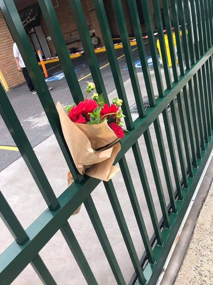 De belles personnes ont laissé des bouquets de fleurs dans les mosquées de Sydney en solidarité avec les victimes