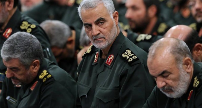 L’Ayatollah Khamenei a honoré le Général Major Soleimani avec la médaille de Dhoul fiqar