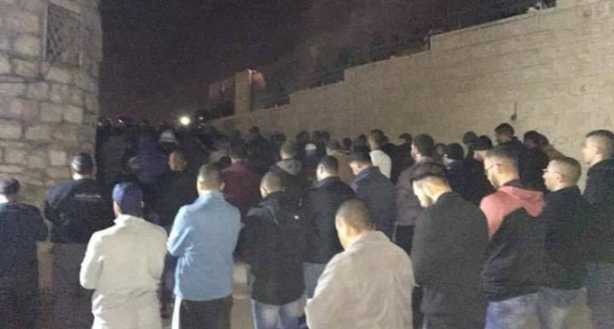 Les Palestiniens ont prié les prières de Isha (nuit) dans les rues de Jérusalem occupée après que les autorités israéliennes ont fermé toutes les portes de la mosquée d’Al-Aqsa et interdit les Palestiniens d’y entrer !