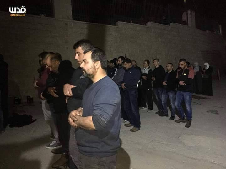 Les Palestiniens ont prié les prières de Isha (nuit) dans les rues de Jérusalem occupée&