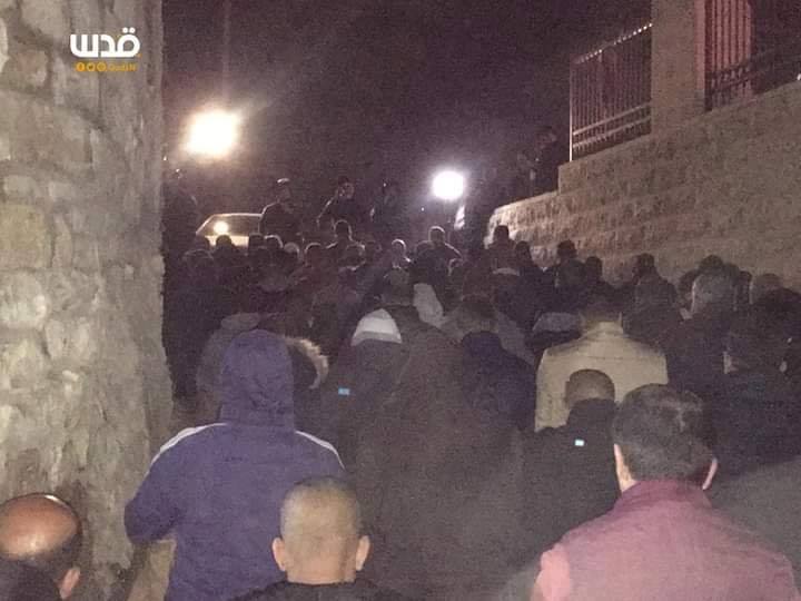 Les Palestiniens ont prié les prières de Isha (nuit) dans les rues de Jérusalem occupée1