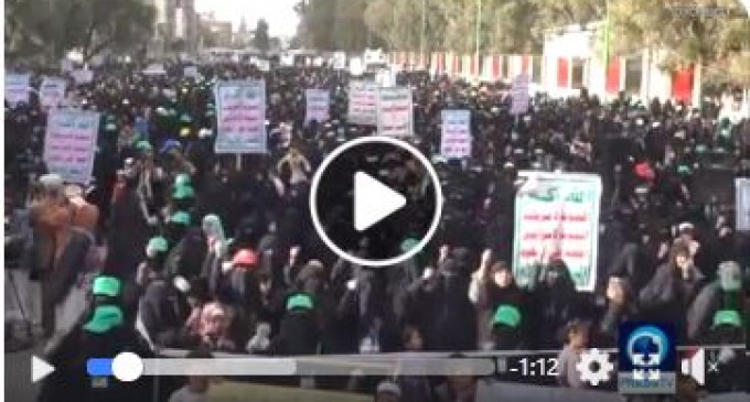 Les femmes yéménites se rassemblent dans la capitale Sanaa pour condamner les frappes saoudiennes