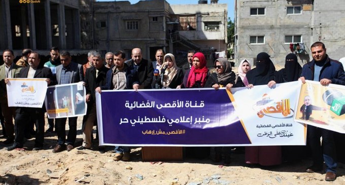 Les journalistes tiennent une veillée à l’extérieur du siège de la télévision Al-Aqsa TV…