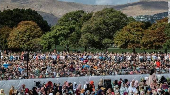 Les musulmans et les non-Musulmans sont allés au parc Hagley à Christchurch, ainsi que des milliers d'autres qui se sont réunis pour reconnaître l'appel à la Prière (l'adhan)5