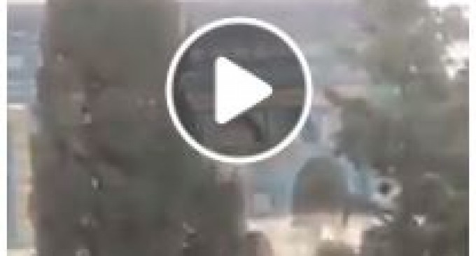 Les officiers de police israéliens montent le toit du Dôme du Rocher à l’intérieur de la mosquée Sainte d’Al Aqsa à Jérusalem occupée…