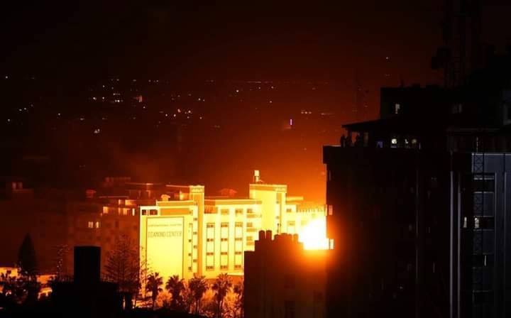 Les photos montrent le moment du bombardement d'une entreprise locale dans le centre de la bande de Gaza.