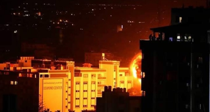 Gaza maintenant !  Les photos montrent le moment du bombardement d’une entreprise locale dans le centre de la bande de Gaza.