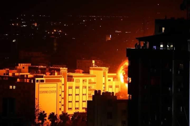 Les photos montrent le moment du bombardement d'une entreprise locale dans le centre de la bande de Gaza2