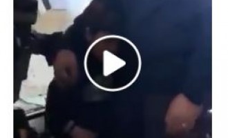 Les soldats israéliens arrêtent un enfant palestinien de son école à Al-Khalil occupée, pendant que des enseignants tentent de protéger l’enfant