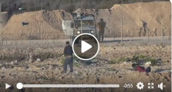 Un jeune homme courageux – il est touché à plusieurs reprises par des balles de sniper israéliennes, et pourtant il continue de se tenir face à son oppresseur.