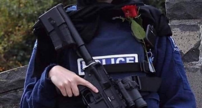 L’IMAGE DU JOUR : Une officier de police non musulmane porte le Hijab tout en protégeant les musulmans pour montrer sa solidarité