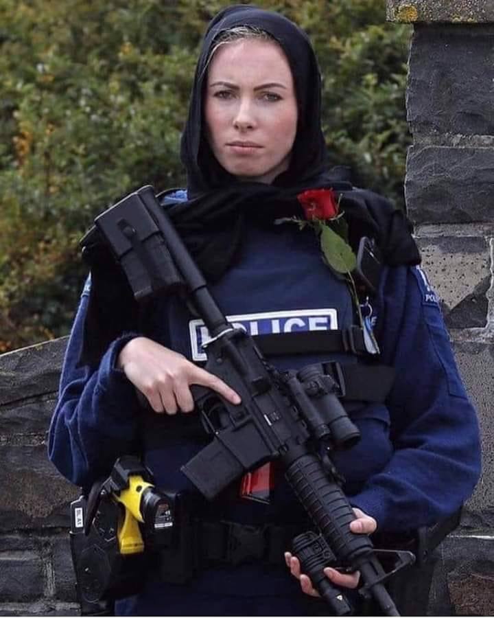 Une officier de police non musulmane porte le Hijab tout en protégeant les musulmans pour montrer sa solidarité