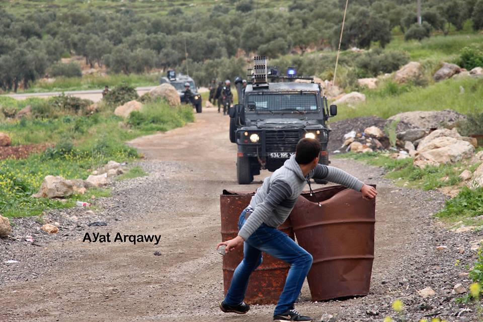 Avec des pierres plus fortes que les balles.. Les Palestiniens à Ramallah affrontent des soldats israéliens lourdement armés avec des pierres et du courage..1