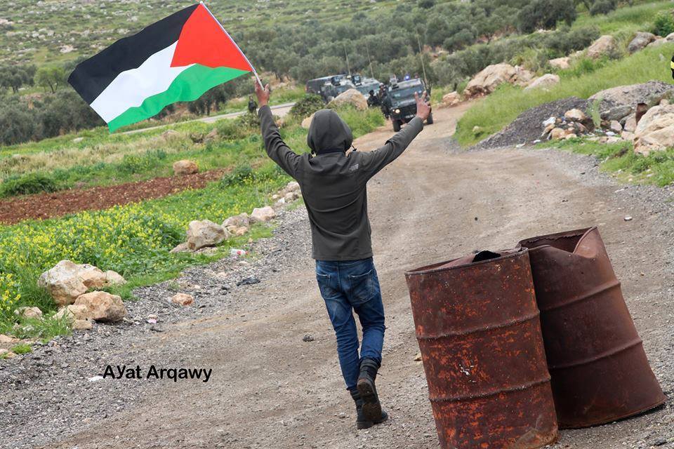 Avec des pierres plus fortes que les balles.. Les Palestiniens à Ramallah affrontent des soldats israéliens lourdement armés avec des pierres et du courage..3