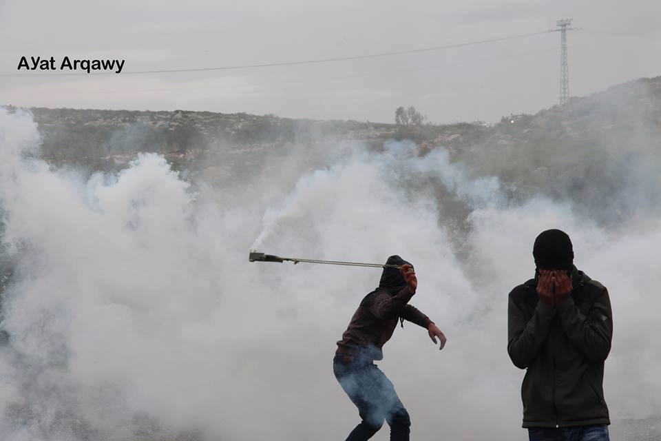 Avec des pierres plus fortes que les balles.. Les Palestiniens à Ramallah affrontent des soldats israéliens lourdement armés avec des pierres et du courage..4