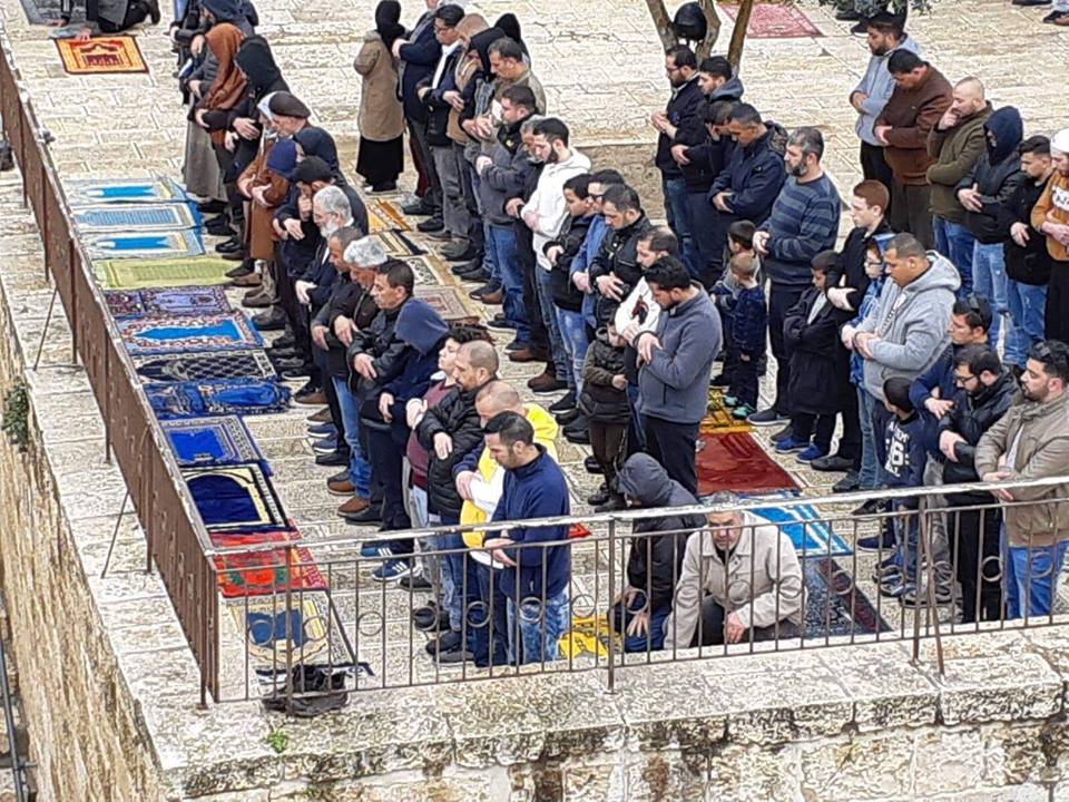 Des centaines de palestiniens effectuent la prière hebdomadaire du vendredi au complexe de la mosquée Al-Aqsa à Jérusalem occupée