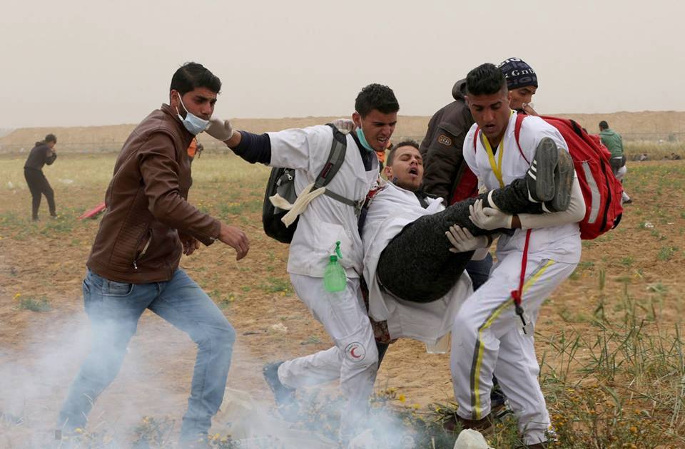 Des photos montrant la souffrance des travailleurs médicaux palestiniens étant des cibles faciles pour les balles israéliennes lors de la Grande Marche du Retour de Gaza.2