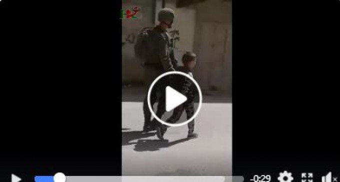 Le forces d’occupation ont arrêté mardi un enfant palestinien de 8 ans à Al Khalil et l’ont emmené sans aucune raison dans un camp militaire