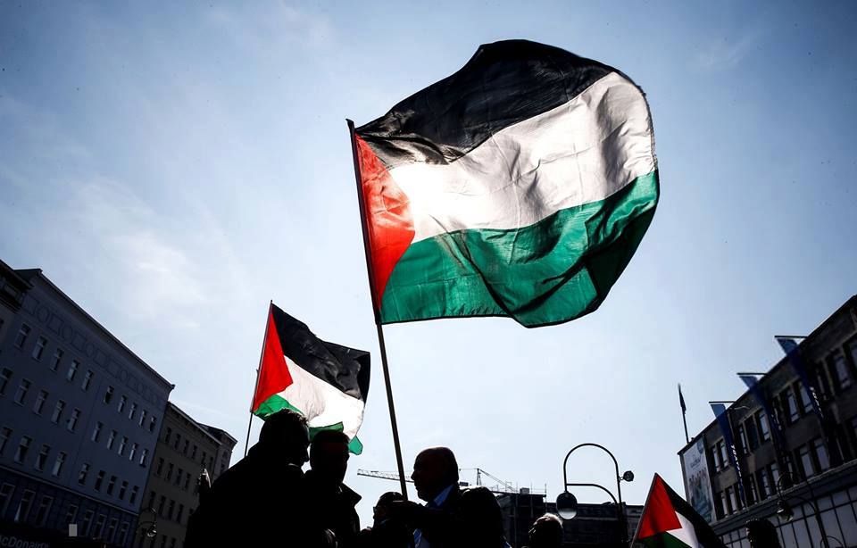 Les militants pro-Palestine se sont réunis hier à Berlin, en Allemagne, en solidarité avec les palestiniens qui commémorent le premier anniversaire de la Grande Marche du Retour.