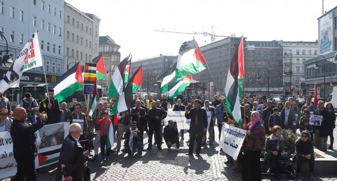 Les militants pro-Palestine se sont réunis hier à Berlin, en Allemagne, en solidarité avec les palestiniens qui commémorent le premier anniversaire de la Grande Marche du Retour.