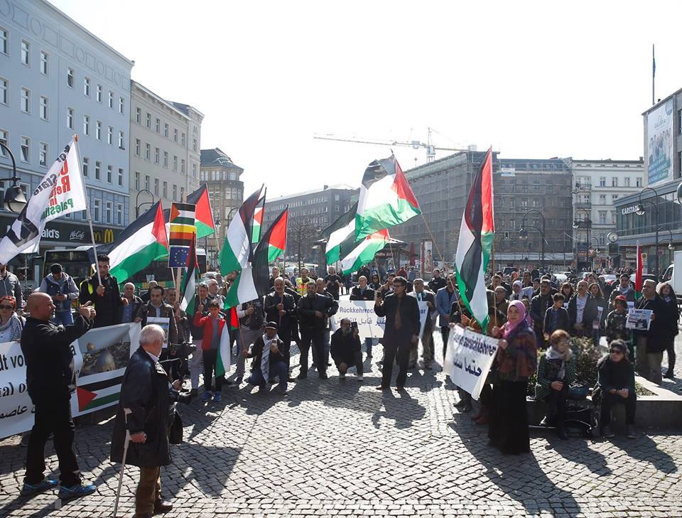 Les militants pro-Palestine se sont réunis hier à Berlin, en Allemagne, en solidarité avec les palestiniens qui commémorent le premier anniversaire de la Grande Marche du Retour.1