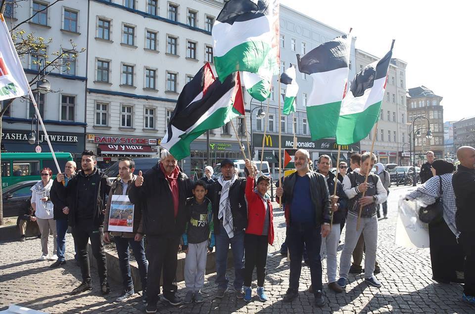 Les militants pro-Palestine se sont réunis hier à Berlin, en Allemagne, en solidarité avec les palestiniens qui commémorent le premier anniversaire de la Grande Marche du Retour.2
