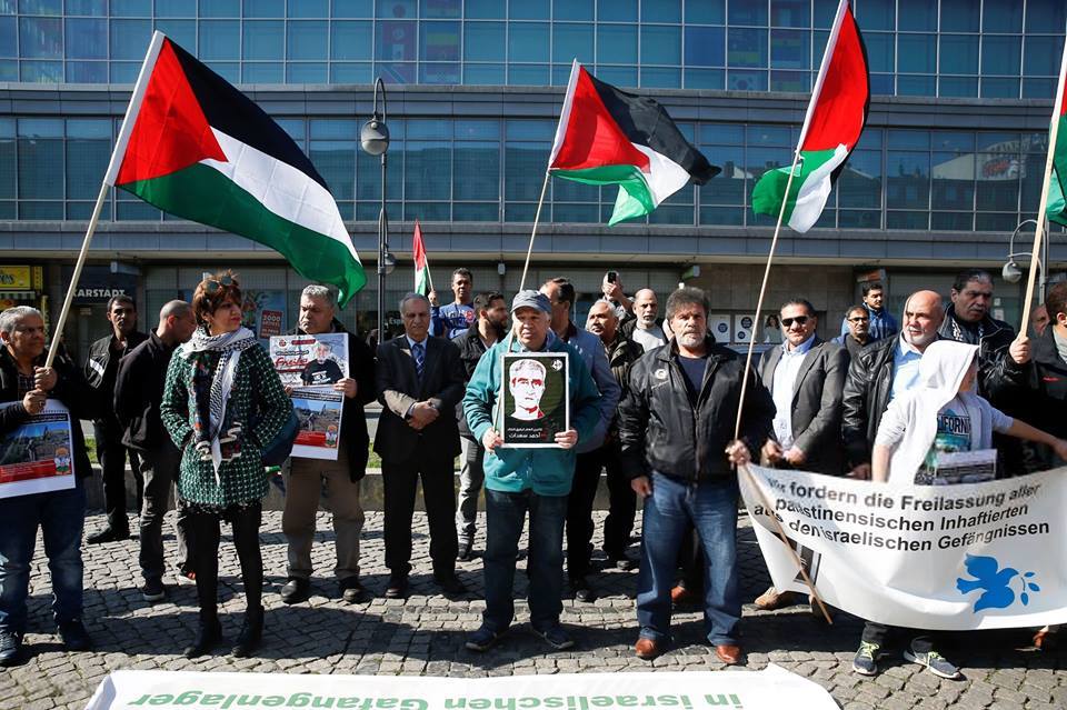 Les militants pro-Palestine se sont réunis hier à Berlin, en Allemagne, en solidarité avec les palestiniens qui commémorent le premier anniversaire de la Grande Marche du Retour.4