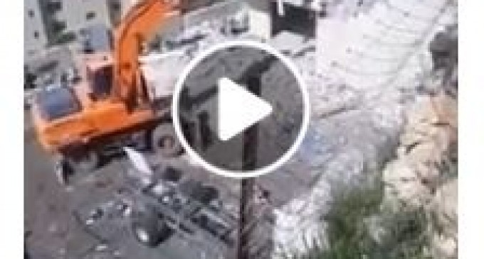 Vidéo d’un résident palestinien qui démolit sa propre maison après qu’il ait été forcé de le faire par les autorités israéliennes