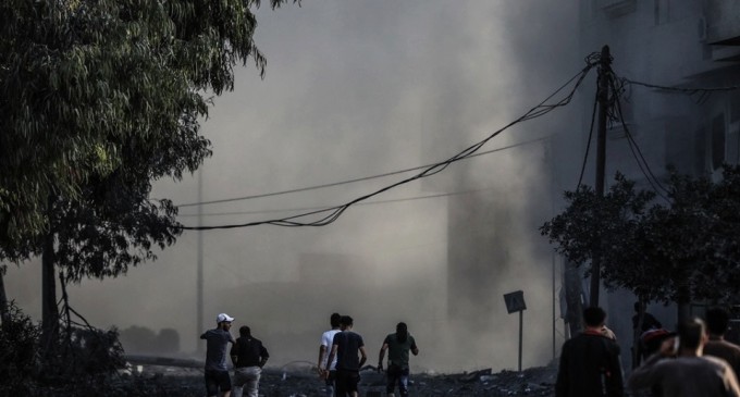 Horribles scènes de destruction laissées par les frappes aériennes israéliennes sur les bâtiments résidentiels à Gaza