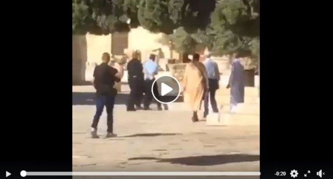 Des colons juifs extrémistes et des officiers de police attaquent la mosquée Sainte Al-Aqsa dans Jérusalem occupée, aujourd’hui.