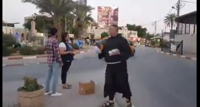 Regardez | Le Père Mario Hadchiti mène une initiative pour distribuer de l’eau et des dattes pour les jeûneurs de Jéricho