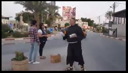 Le Père Mario Hadchiti mène une initiative pour distribuer de l'eau et des dattes pour les jeûneurs de Jéricho