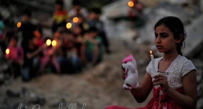 Les enfants palestiniens allument des bougies sur des décombres de maisons, démolis dans la dernière agression israélienne sur Gaza, en mémoire aux 27 vies assassinées par les machines d’Israël.