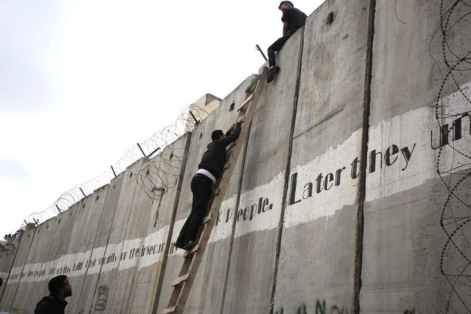 Les jeunes palestiniens doivent escalader le mur d'apartheid israélien .3