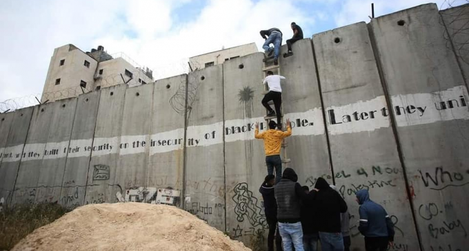 Les jeunes palestiniens doivent escalader le mur d’apartheid israélien qui sépare la Cisjordanie occupée et Jérusalem-Est afin d’avoir une chance d’entrer dans la ville sainte au mois béni de Ramadan