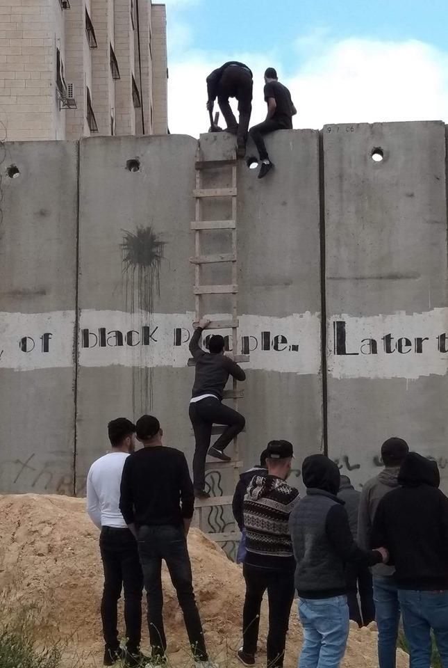 Les jeunes palestiniens doivent escalader le mur d'apartheid israélien3