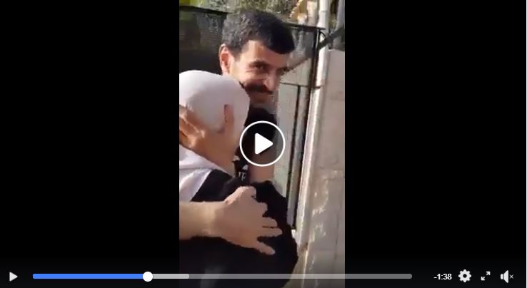 L'ex-Prisonnier Palestinien Ahmad Qaddumi rencontre sa mère au moment où il a été libéré des prisons israéliennes après 17 ans de détention, aujourd'hui