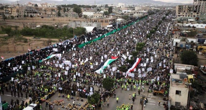 Malgré l’embargo, les bombardements, la famine, et les souffrances.. le peuple yéménite opprimé sort au secours de la Palestine à l’occasion de la Journée Mondiale de Qods