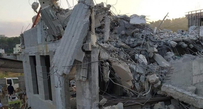 Les bulldozers israéliens démolissent une maison à Ar’ara en Palestine occupée